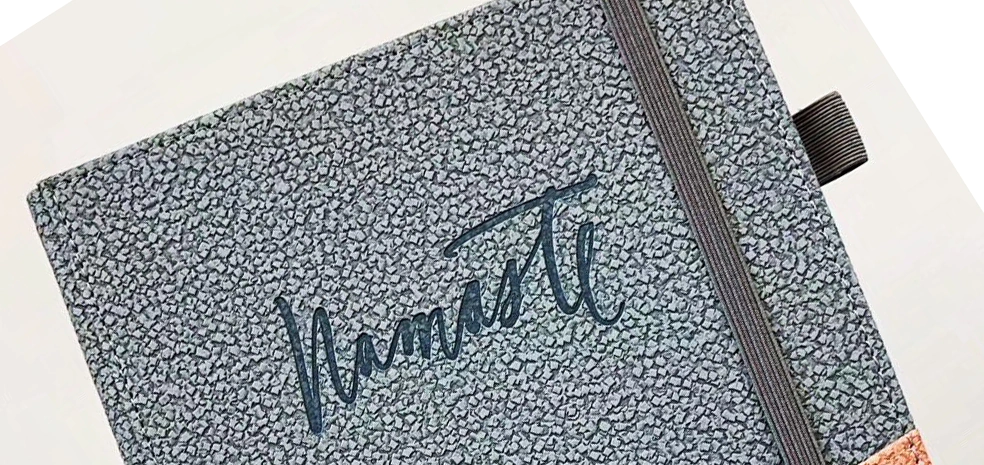 notes z wygrawerowanym logo
